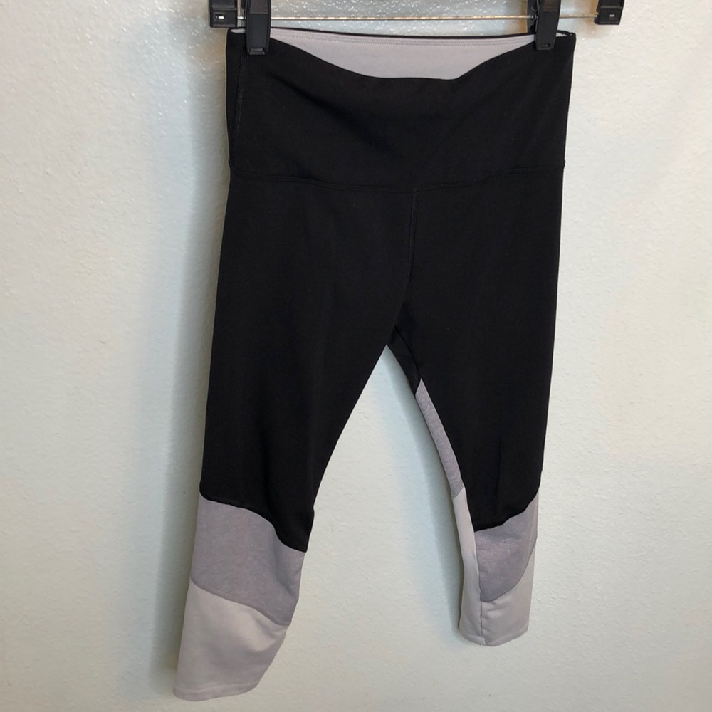 LORNA JANE 7/8 tights. Black & grey